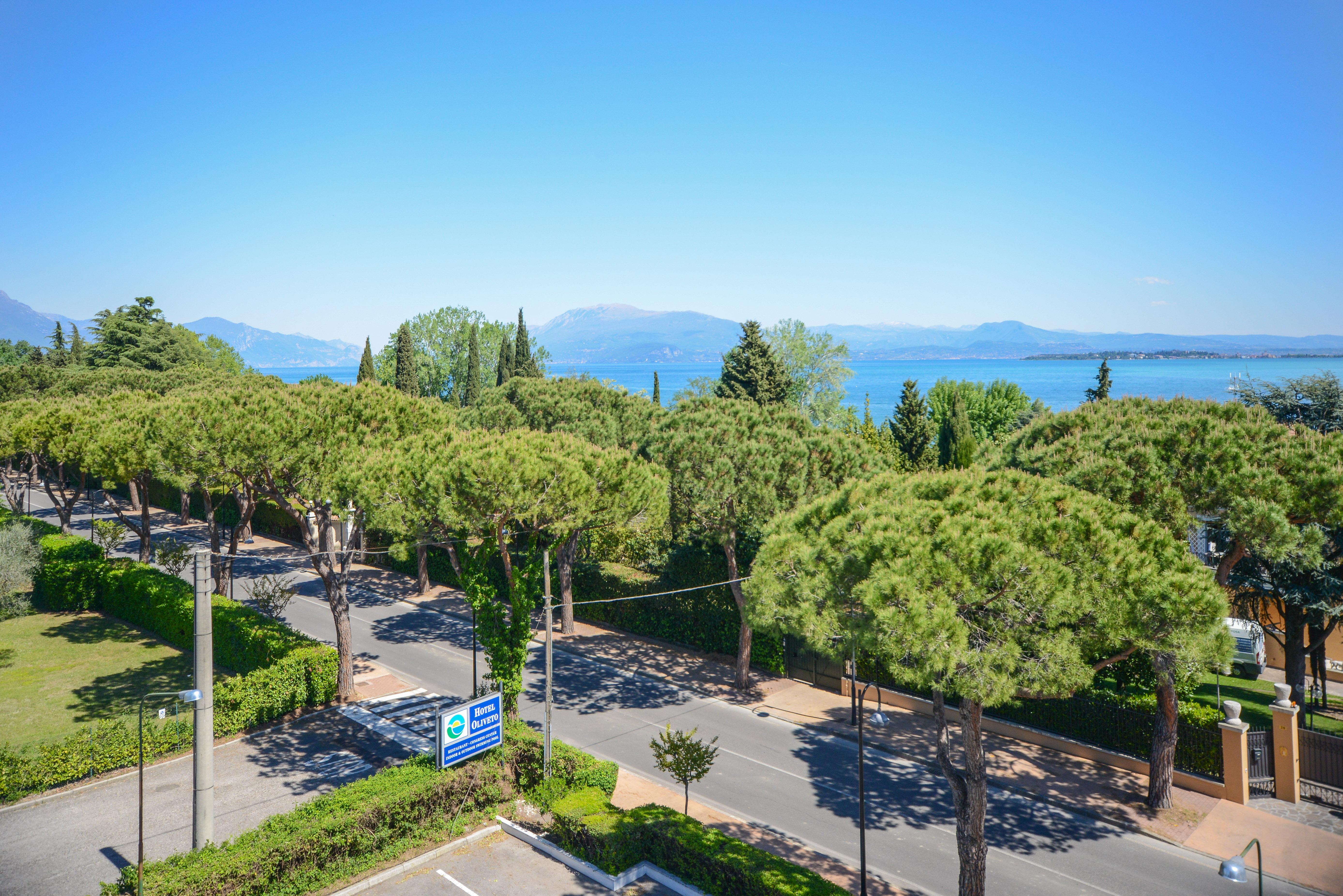 Hotel Oliveto Desenzano del Garda Bagian luar foto