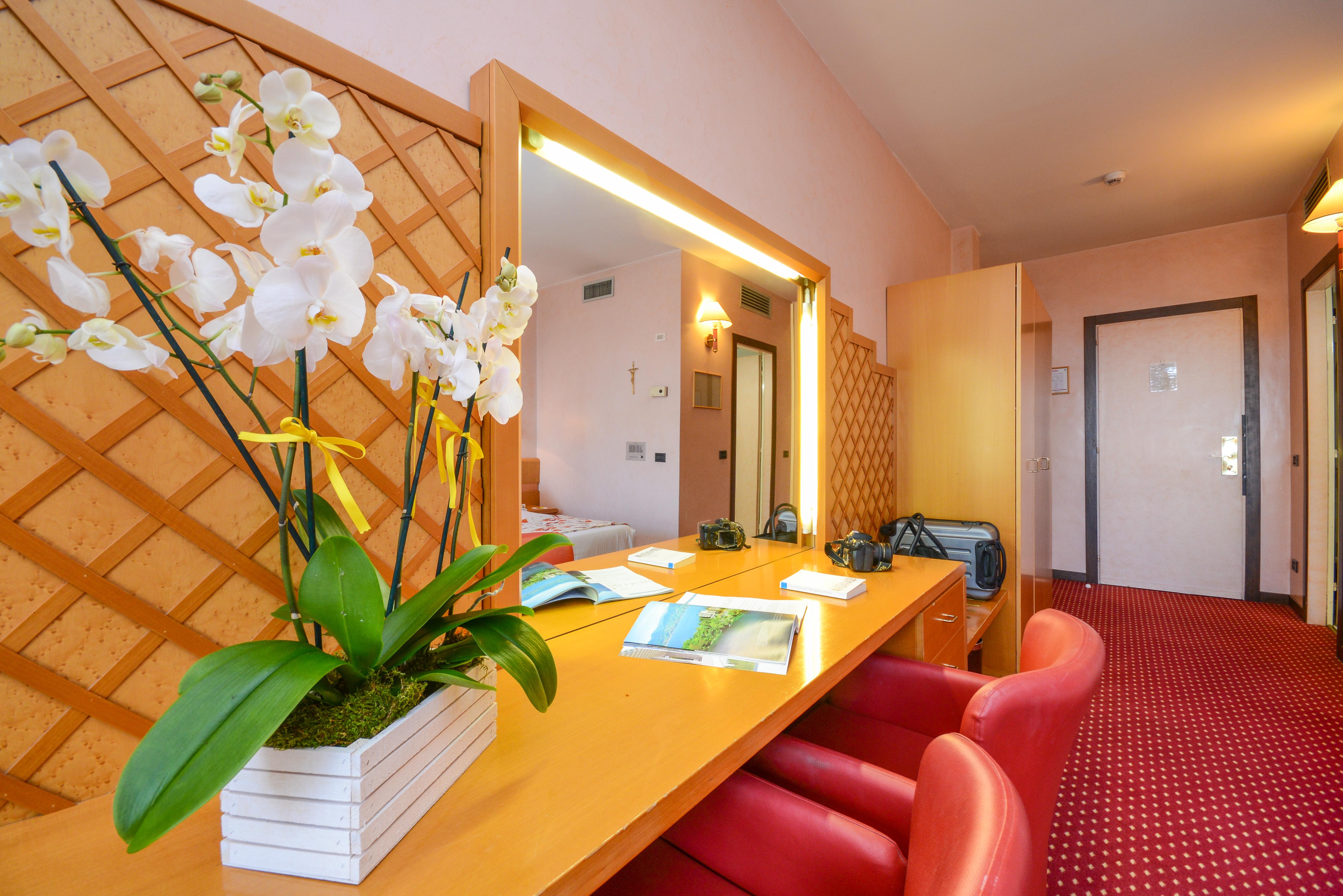 Hotel Oliveto Desenzano del Garda Bagian luar foto