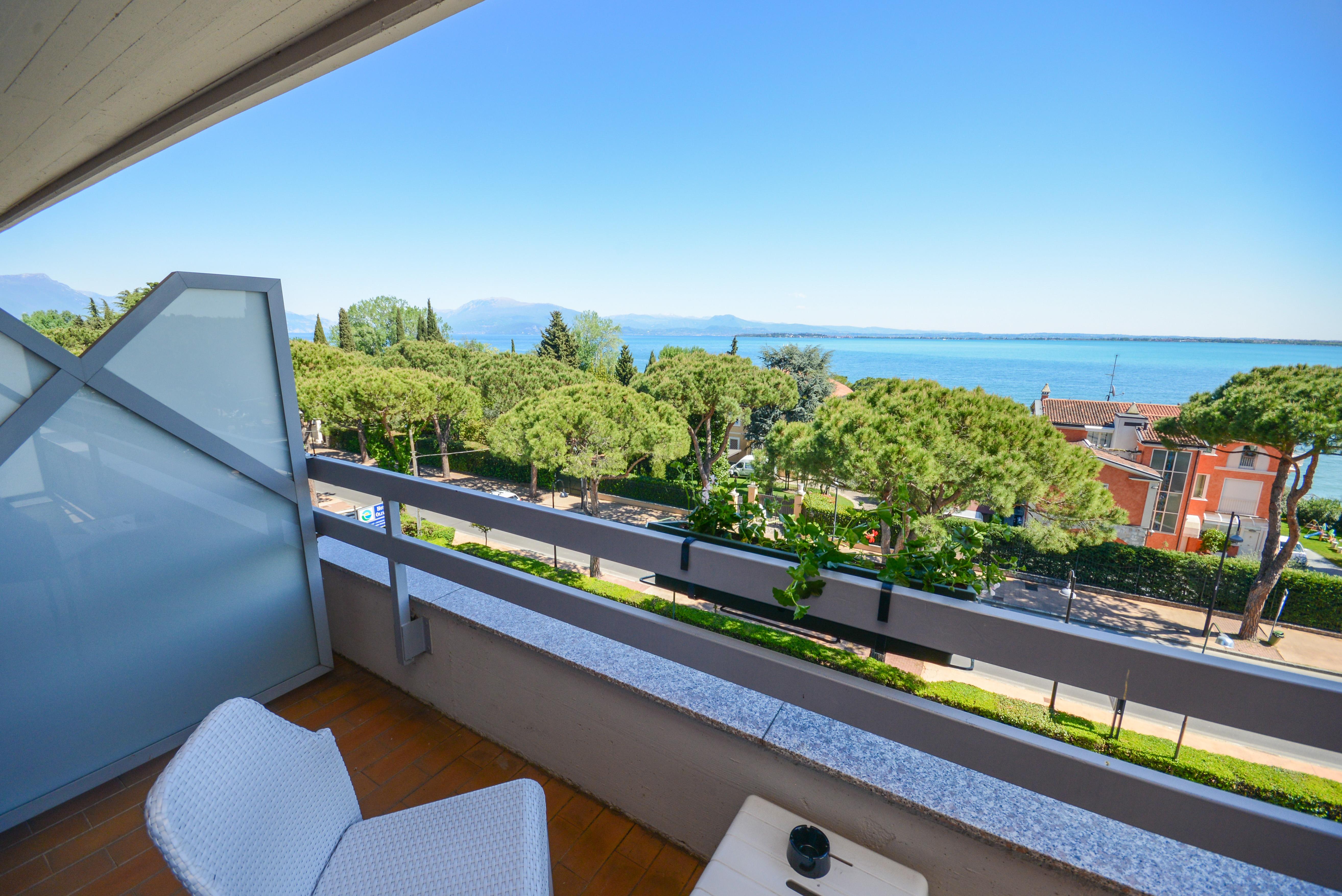 Hotel Oliveto Desenzano del Garda Bagian luar foto