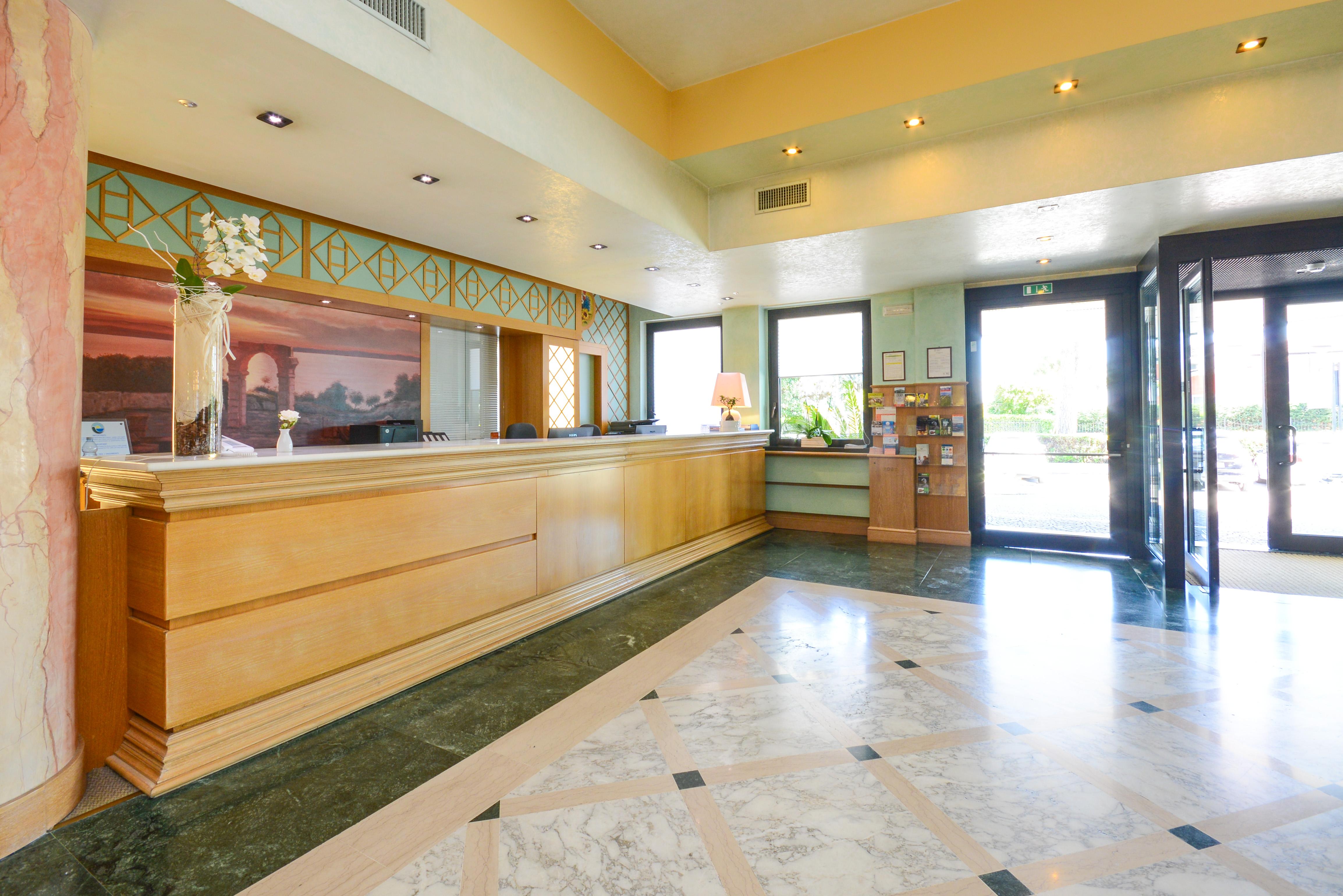 Hotel Oliveto Desenzano del Garda Bagian luar foto