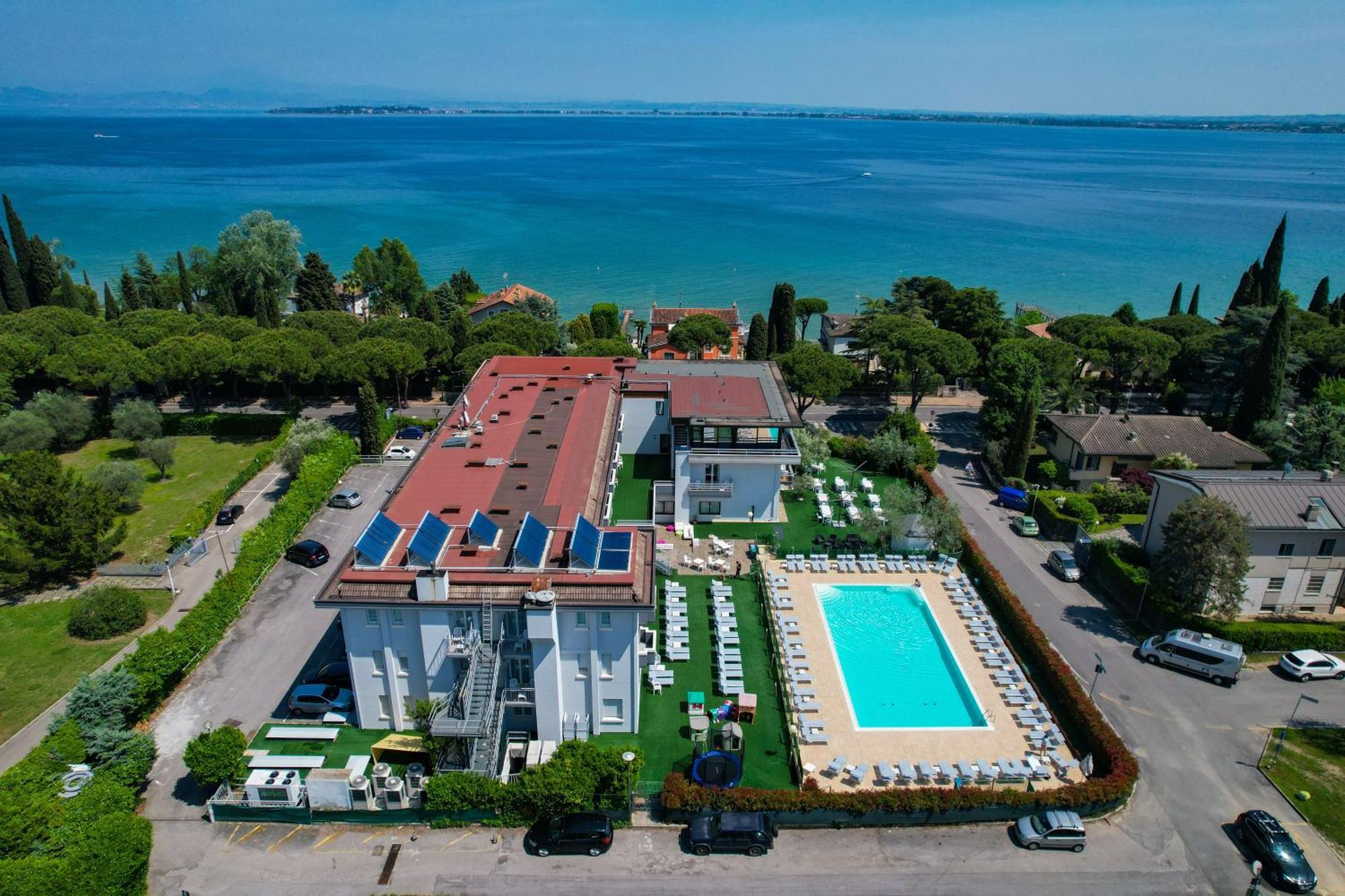 Hotel Oliveto Desenzano del Garda Bagian luar foto