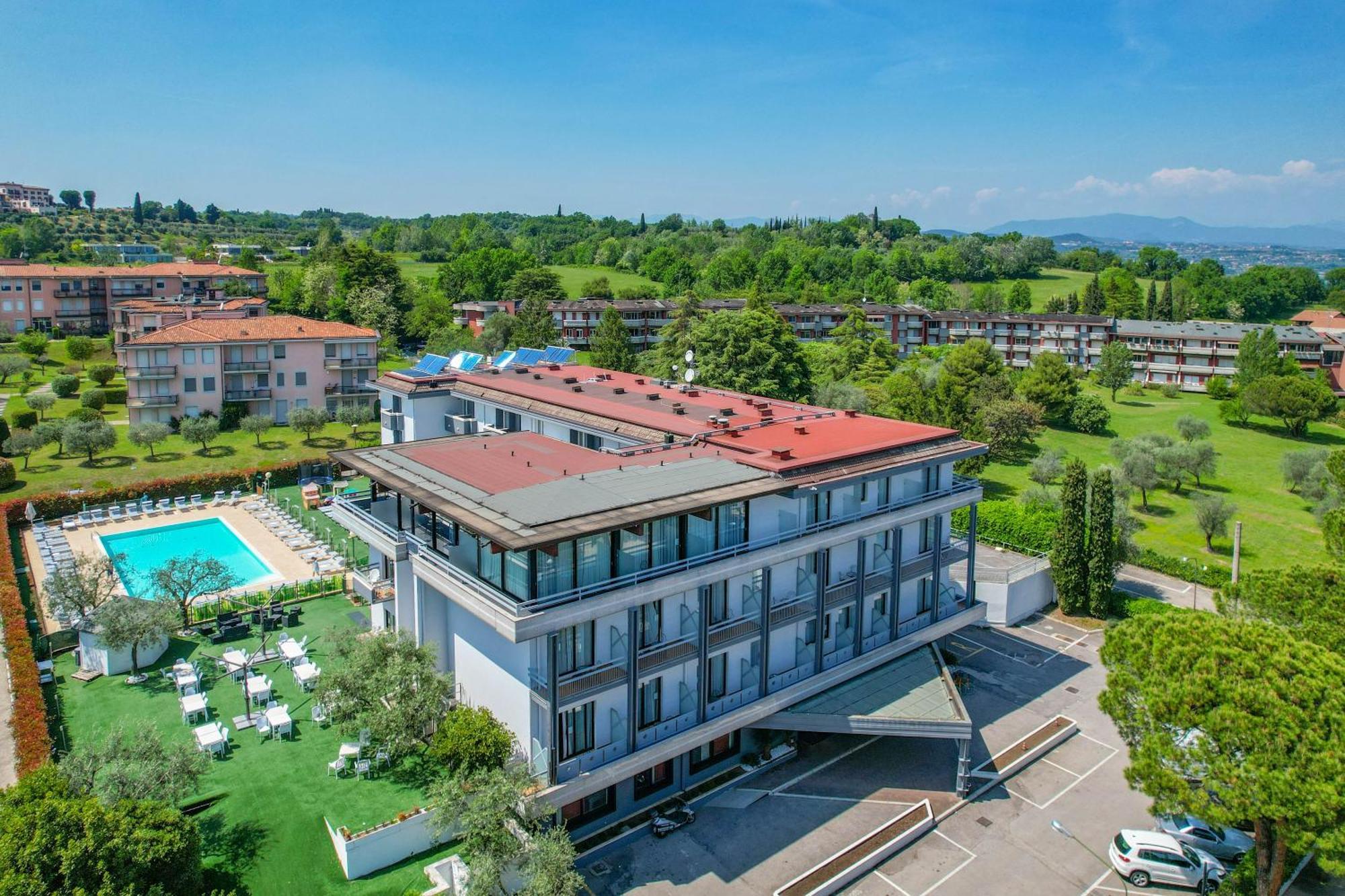 Hotel Oliveto Desenzano del Garda Bagian luar foto