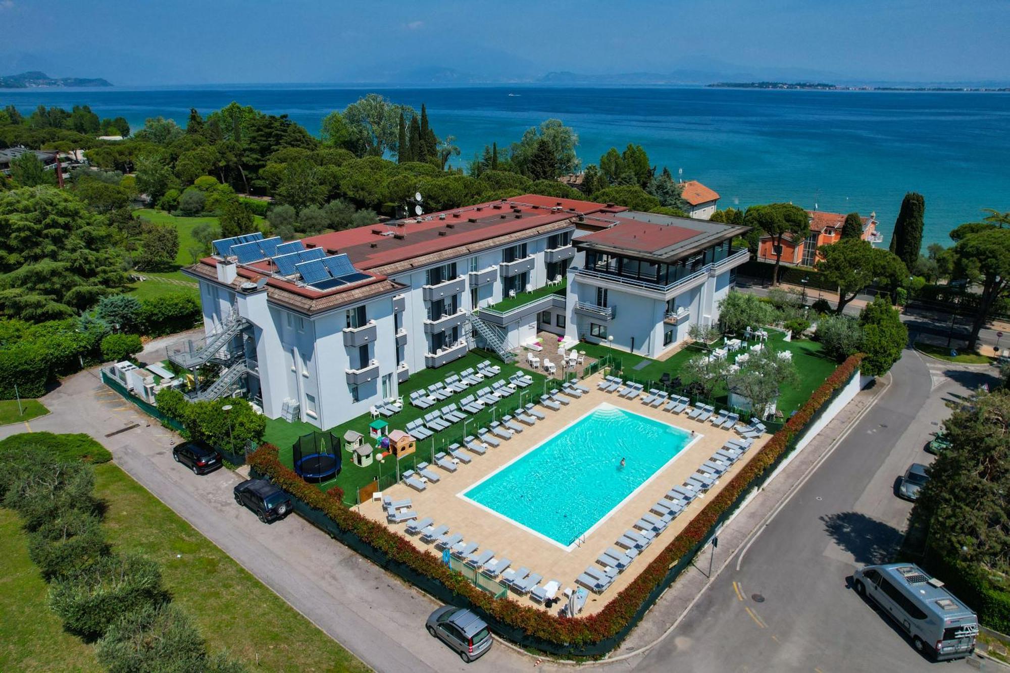 Hotel Oliveto Desenzano del Garda Bagian luar foto