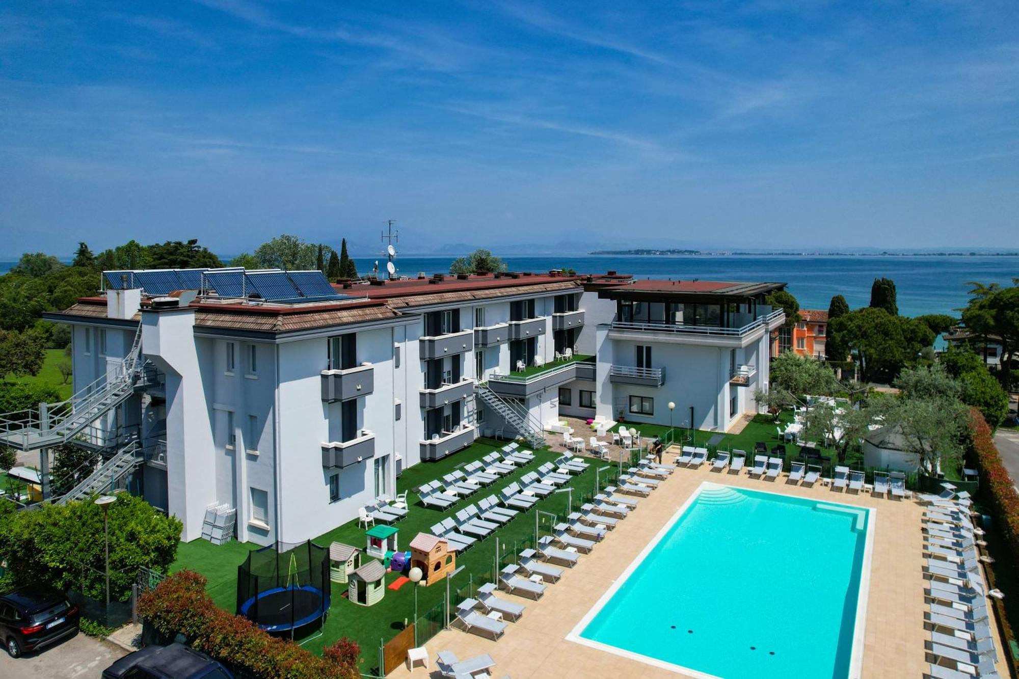Hotel Oliveto Desenzano del Garda Bagian luar foto