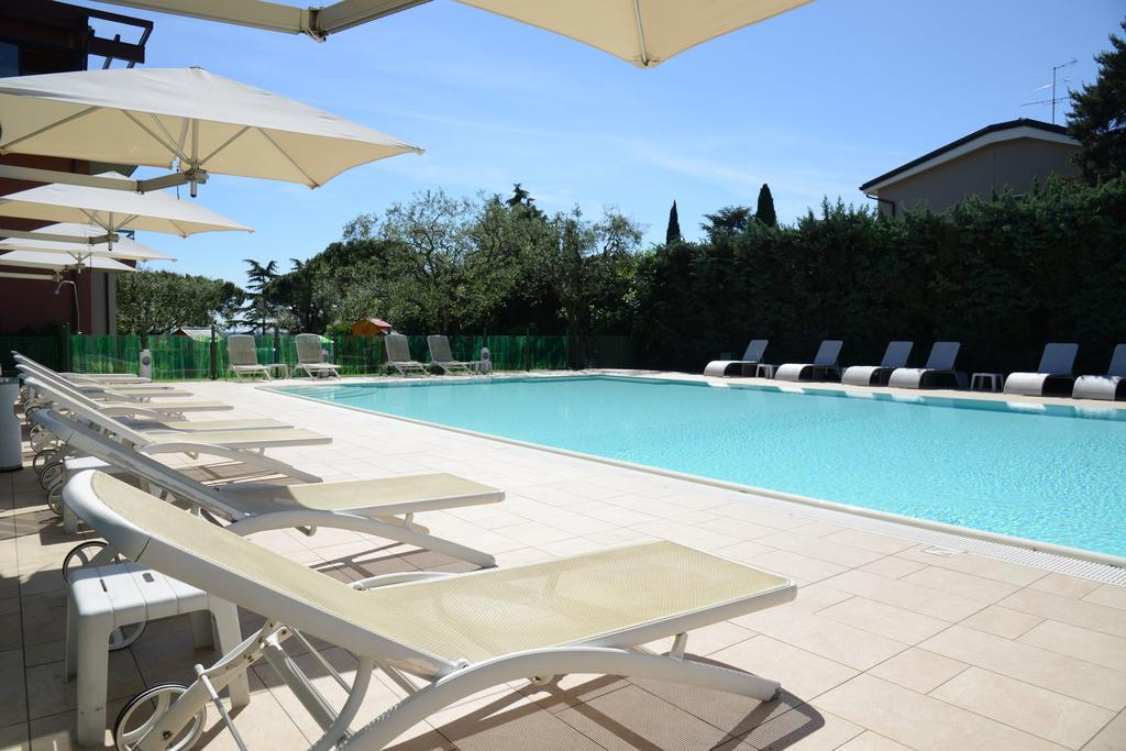 Hotel Oliveto Desenzano del Garda Bagian luar foto