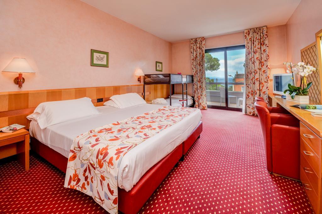 Hotel Oliveto Desenzano del Garda Bagian luar foto