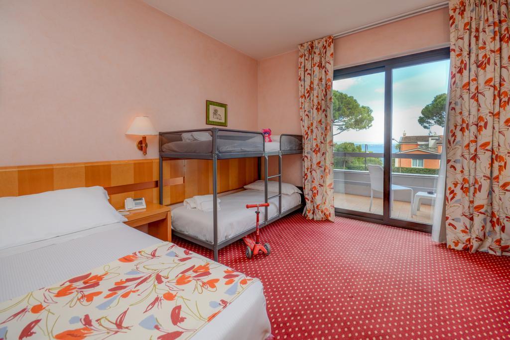 Hotel Oliveto Desenzano del Garda Bagian luar foto