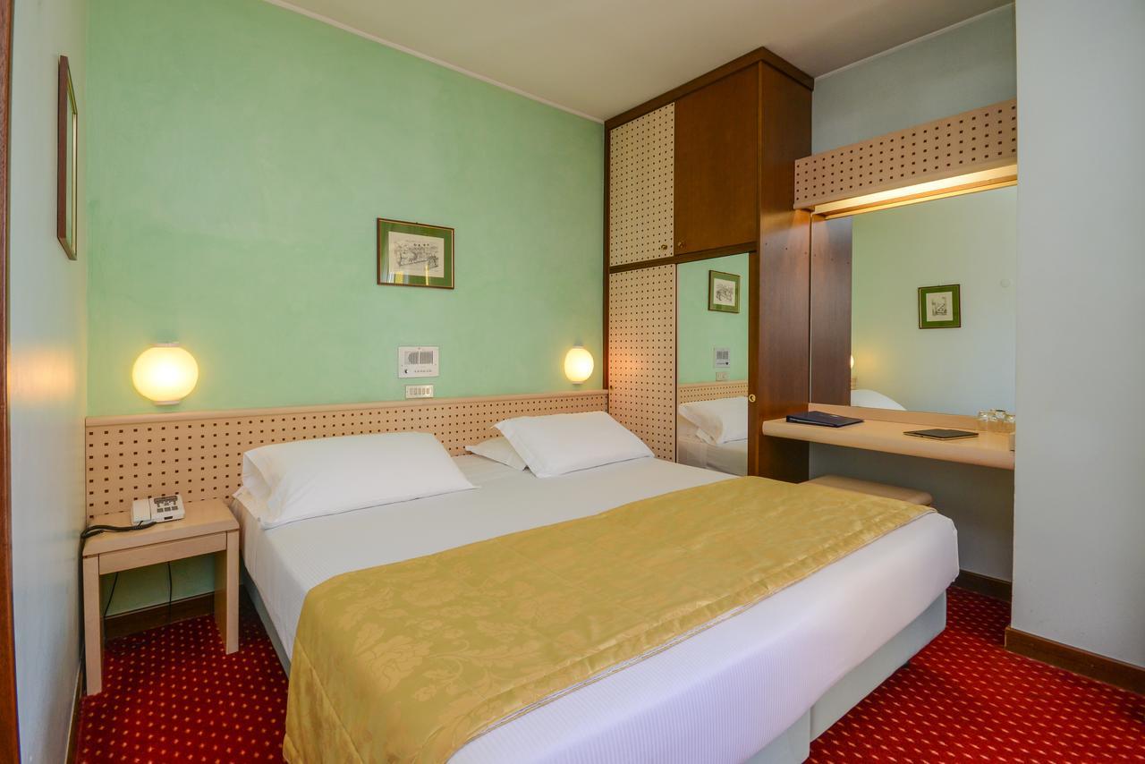 Hotel Oliveto Desenzano del Garda Bagian luar foto