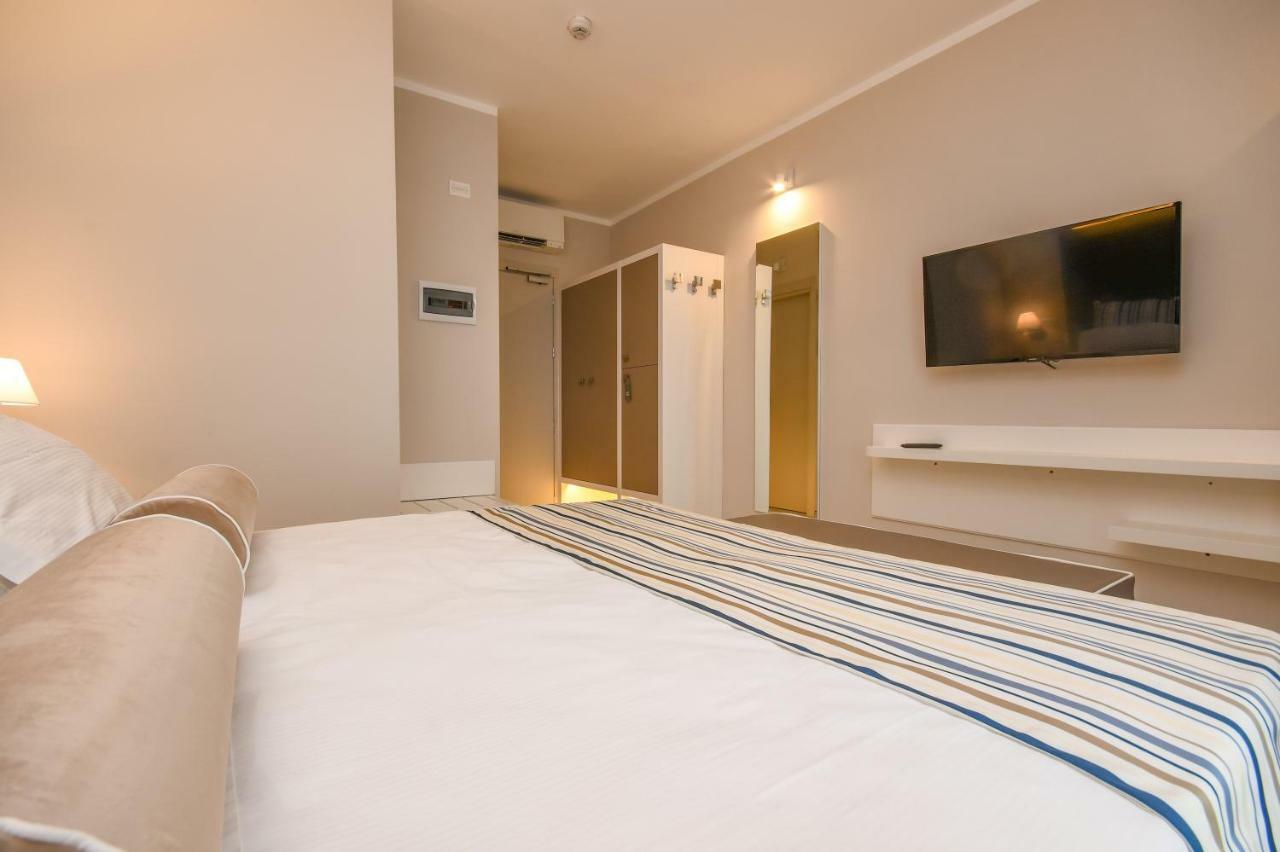 Hotel Oliveto Desenzano del Garda Bagian luar foto