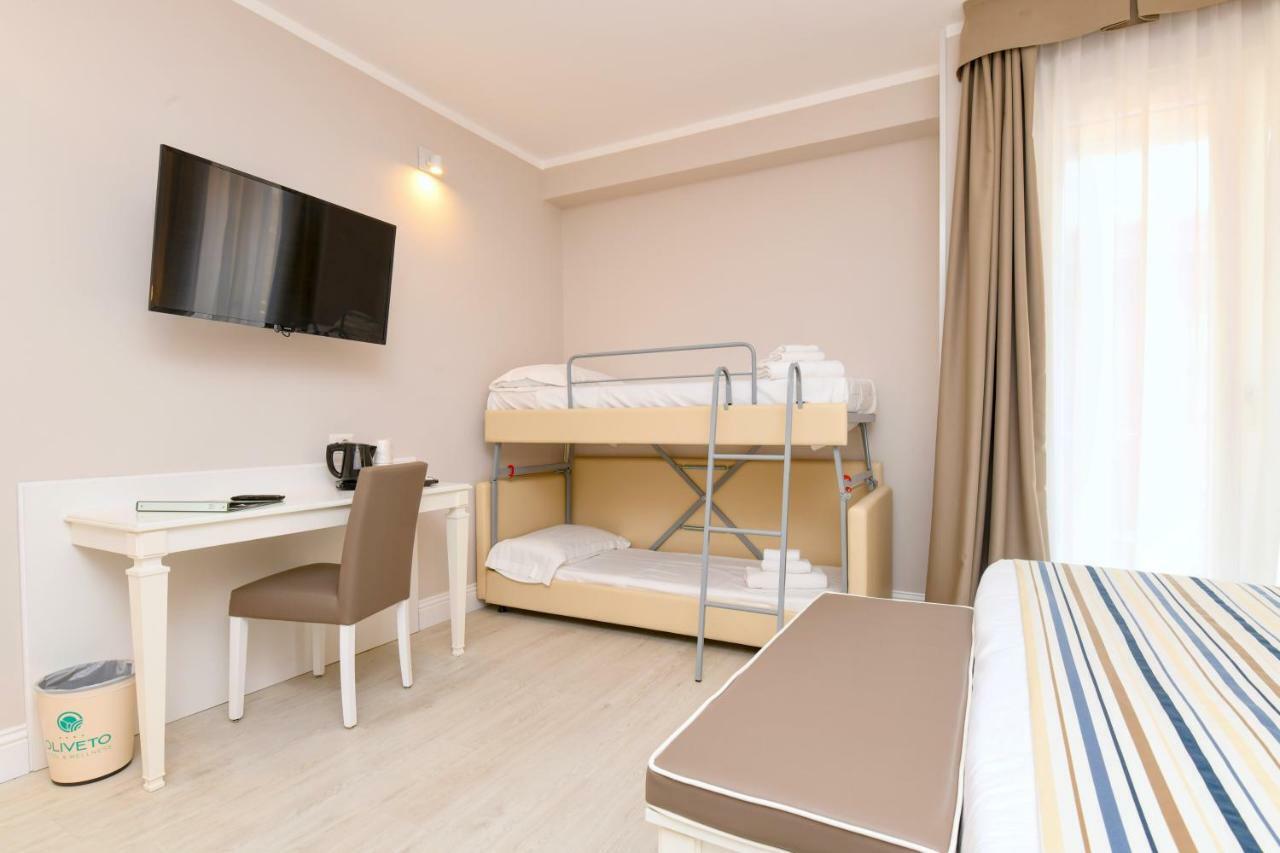 Hotel Oliveto Desenzano del Garda Bagian luar foto